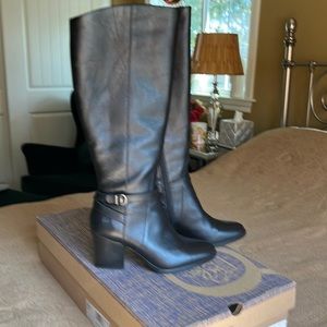 Born Black Leather Boots - Model Elsa